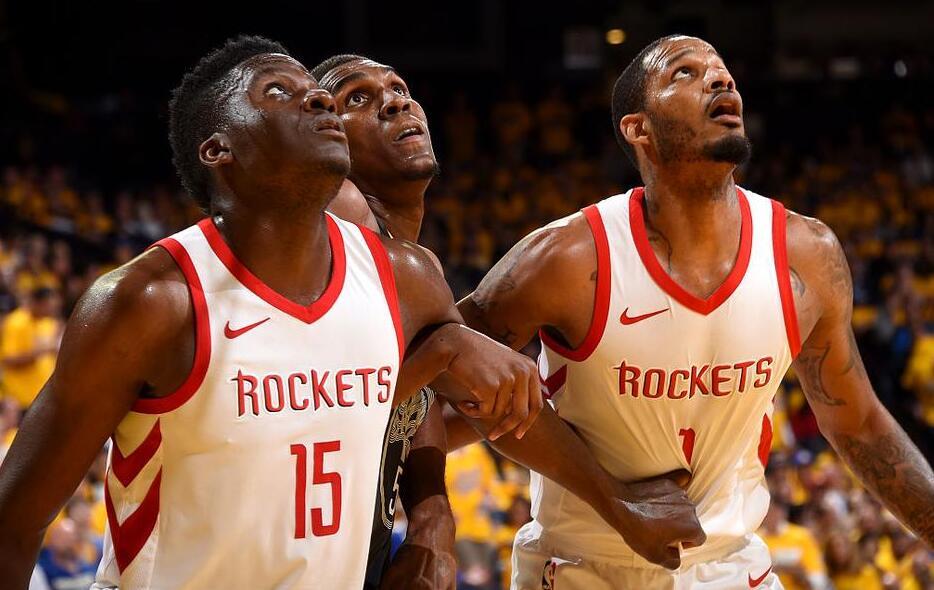 王哲林在比赛中展现惊人篮板能力（王哲林在赛场上展现出惊人的篮板统治力）