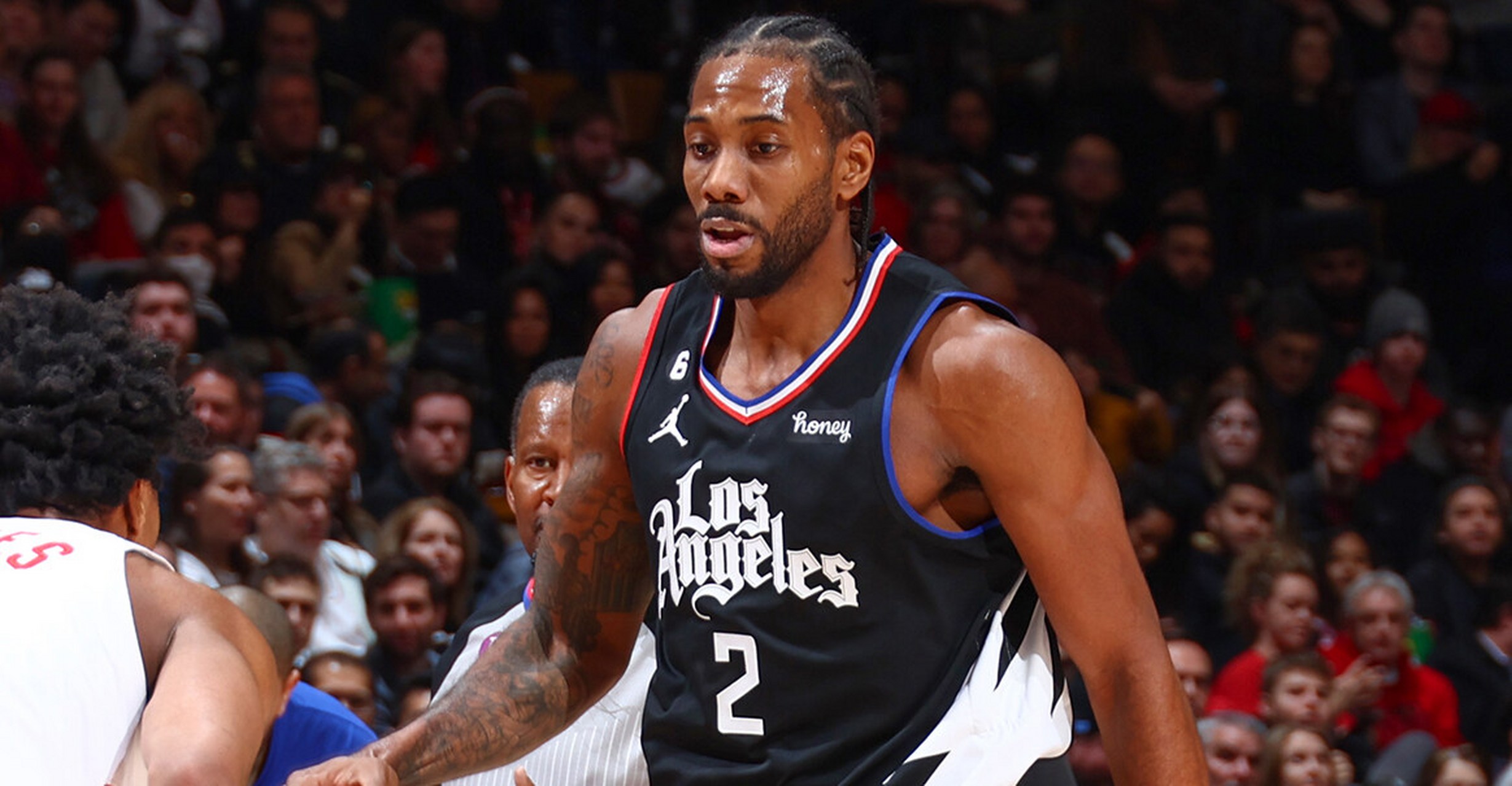 跟队记者：对阵巴萨赛前，蓝军主场外将竖立“寒王帕尔默”冰雕（随队记者：巴萨战前，切尔西主场外将立“寒王帕尔默”冰雕）