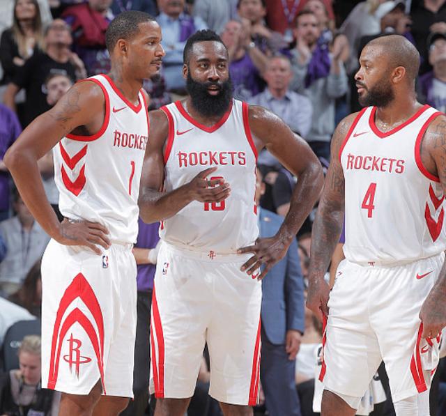 泰州队“苏超”冠军奖杯开启全市巡展，第一站在海陵老街（泰州队“苏超”冠军奖杯全市巡展启幕，首站海陵老街）