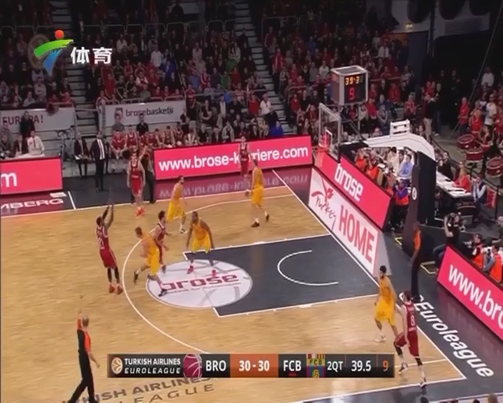 欧文突破制造罚球机会（欧文强突造犯规获罚球）