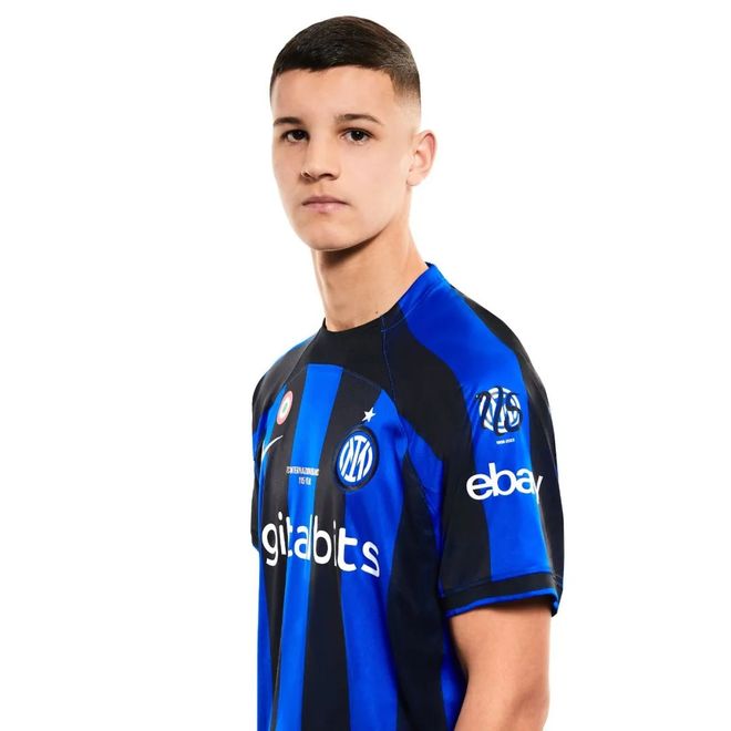 足球转会市场最新动态及趋势（足球转会风云：焦点动态与发展趋势）