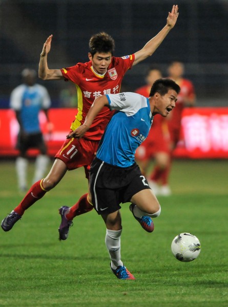 雷霆负马刺遭遇赛季第5败，掘金稳居西部第3（雷霆不敌马刺吞赛季第五败，掘金稳坐西部第三）