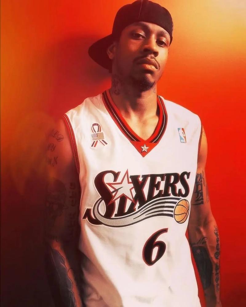 英国女歌手利帕现场观看阿根廷国家德比，并与里克尔梅合影（英国歌手利帕现身阿根廷国家德比，与里克尔梅合影留念）