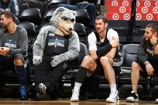 新援阿里亚斯参加了狼队在西班牙的首堂训练课！🇨🇴（阿里亚斯亮相狼队西班牙首训！🇨🇴）