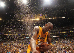 球星突破防线送出制胜球（球星强突防线打进制胜一球）