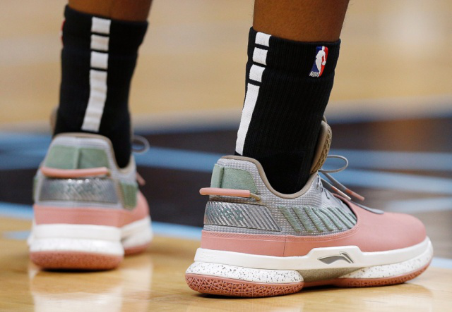 世体：拉菲尼亚王者归来，成为巴萨队内精神与战术双重领袖（世体：拉菲尼亚强势回归，扛起巴萨精神与战术双重大旗）